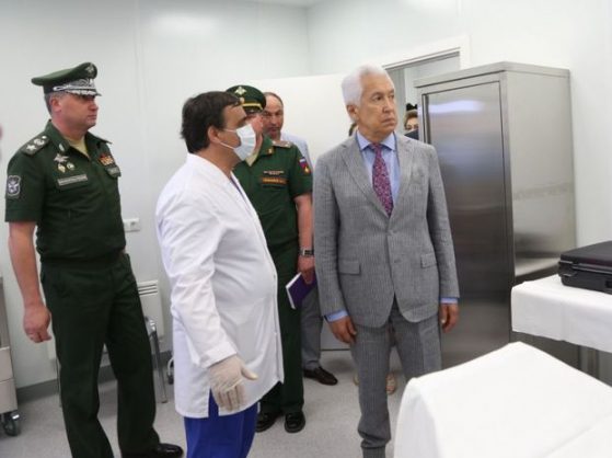 Глава Дагестана и замминистра обороны РФ посетили   медицинский центр в Каспийске