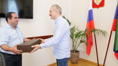 В Миннаце РД прошло чествование председателя ЦРО иудейских общин РД Валерия Дибияева