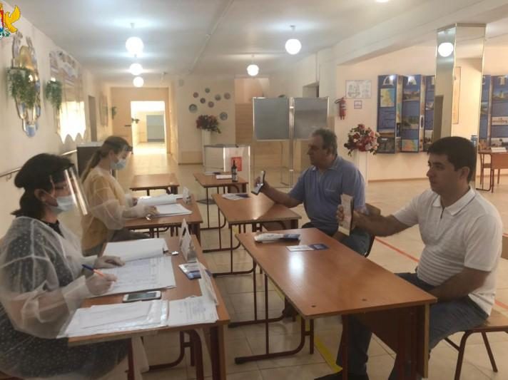 Джакай Джакаев и  Александ Маркаров проголосовали по поправкам в Конституцию