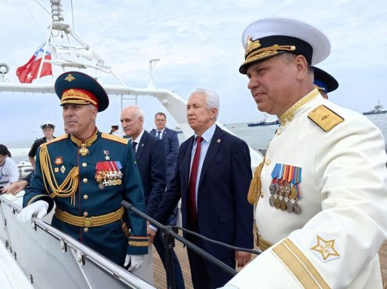 Владимир Васильев принял участие в военно-морском параде в Каспийске