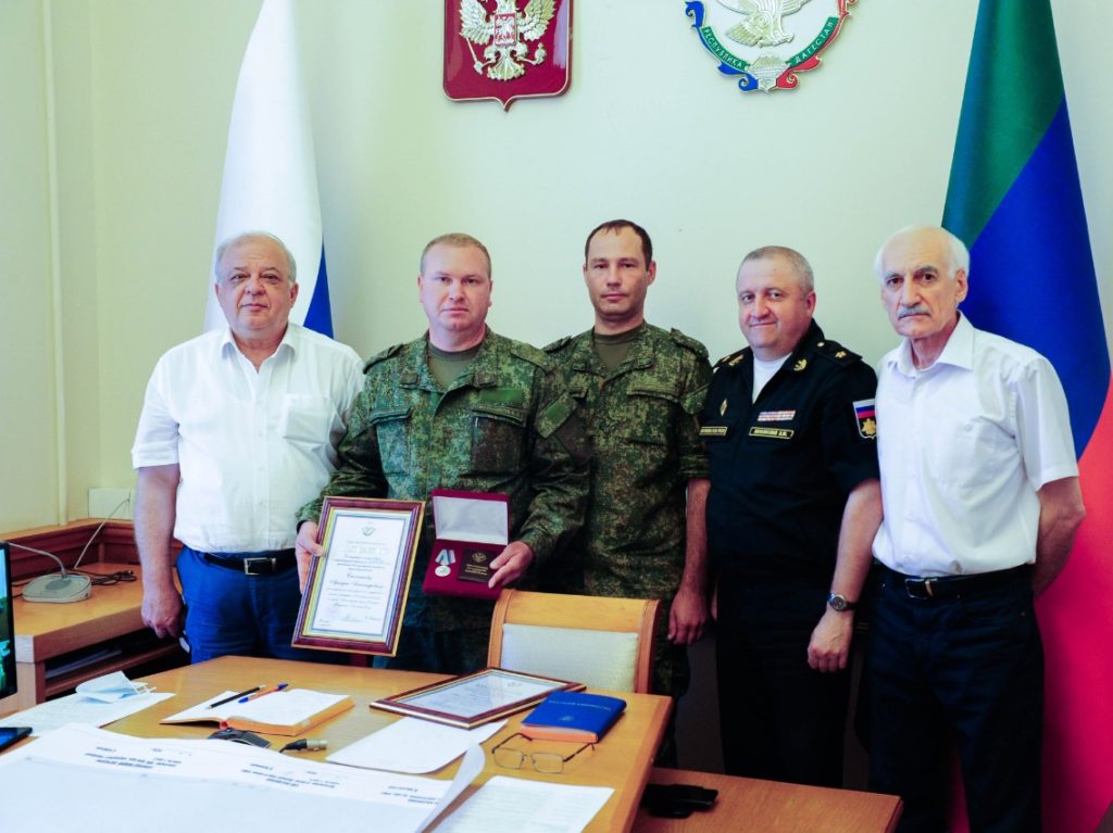 Глава Дагестана Владимир Васильев отметил наградами медиков военных госпиталей