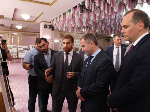 Михаилу Бабичу и Артёму Здунову презентовали главные проекты развития Дербента