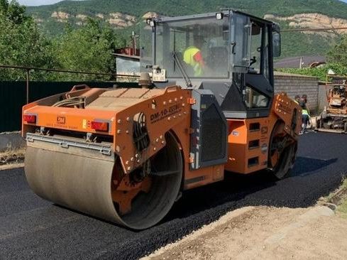 В селе Хив проводятся работы по благоустройству дорожного полотна