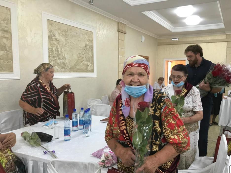 Руководство Кизлярского коньячного завода вручило подарки «детям войны»
