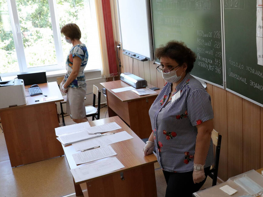 Учителей в России обяжут носить маски в новом учебном году