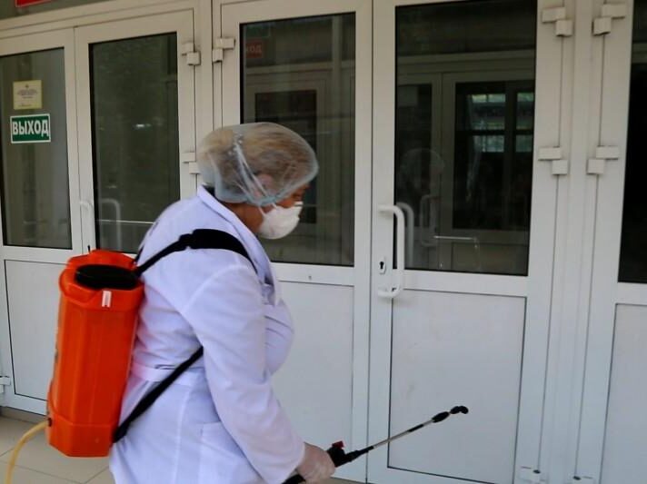 В школах и детсадах Махачкалы перед 1 сентября проводят генеральную уборку и дезинфекцию