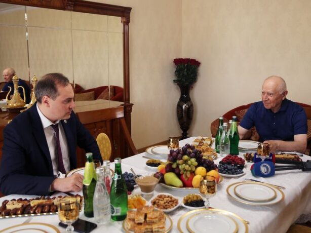 Артём Здунов поздравил Первого Президента Дагестана Муху Алиева с 80-летним юбилеем