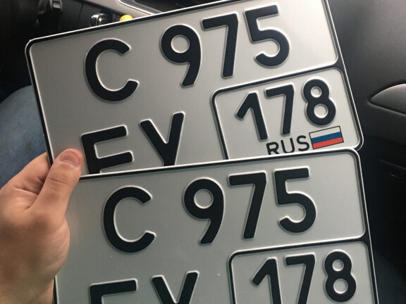 Россиянам стали доступны номера нового формата для американских и японских автомобилей