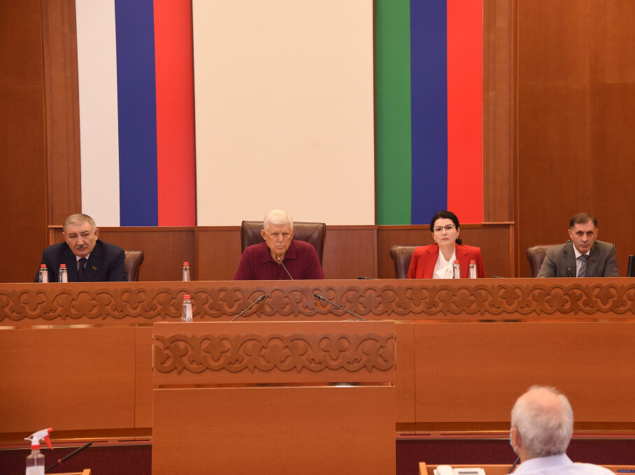 В парламенте Дагестана обсудили ход строительства социальных объектов