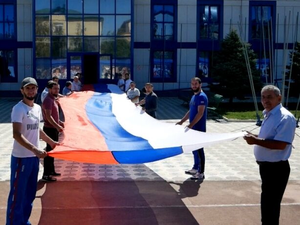 В Хасавюрте спортсмены развернули 15 метровый флаг России