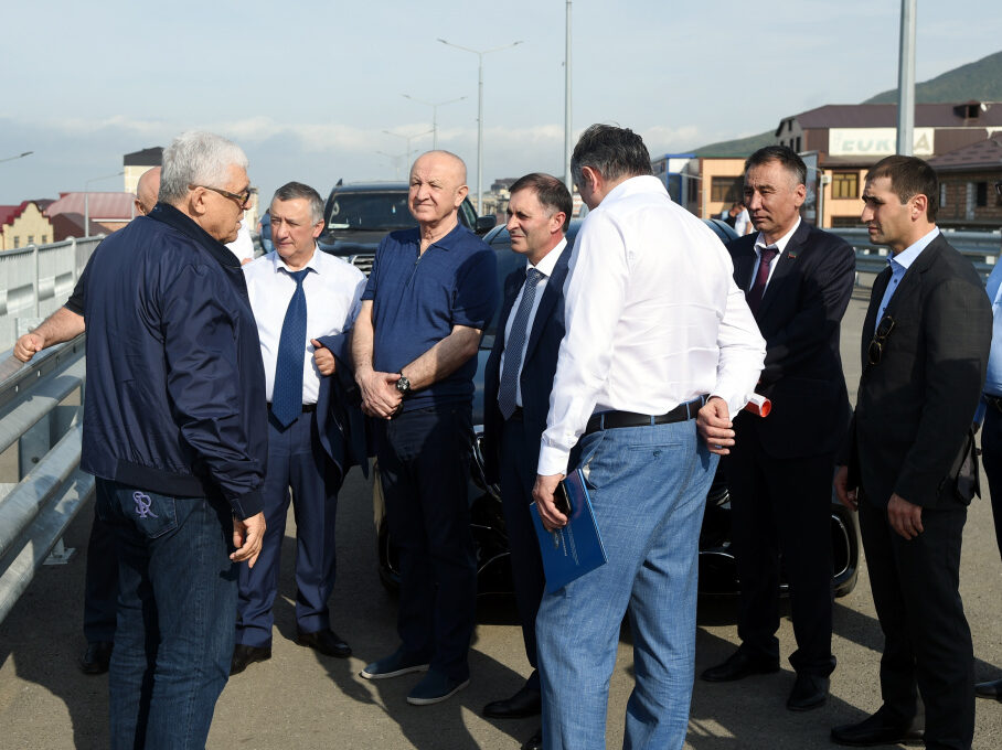 Хизри Шихсаидов осмотрел строящийся путепровод на северном въезде в Махачкалу