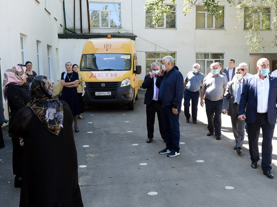Хизри Шихсаидов в День знаний наградил педагогов Бугленской СОШ