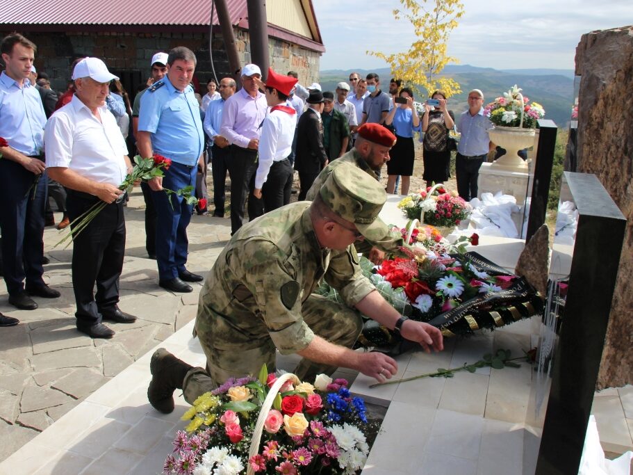 В Дагестане открыли мемориальную плиту погибшим воинам правопорядка