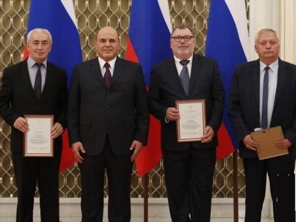 Михаил Мишустин вручил правительственную премию дагестанскому художнику Курбанали Магомедову