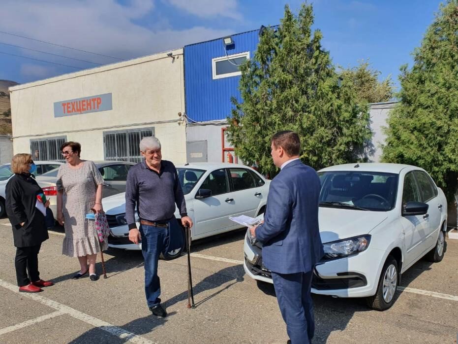 Дагестанское отделение ФСС вручило автомобили пострадавшим на производстве
