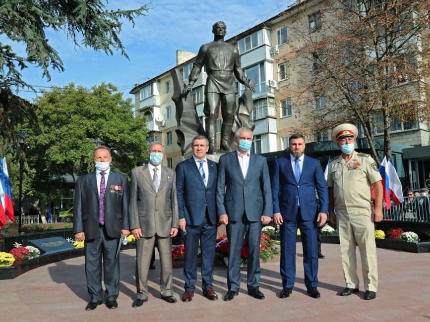 В СИМФЕРОПОЛЕ ОТКРЫЛИ ПАМЯТНИК АМЕТ-ХАНУ СУЛТАНУ