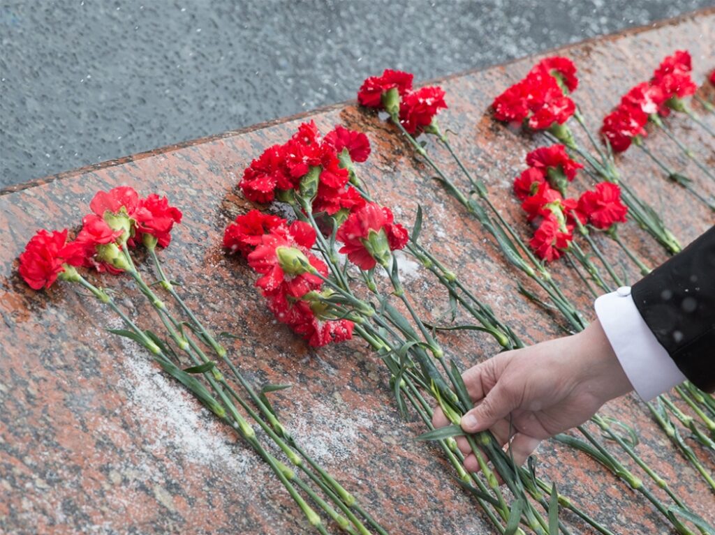 В Махачкале прошло возложение цветов на Аллее Славы в парке Ленинского комсомола
