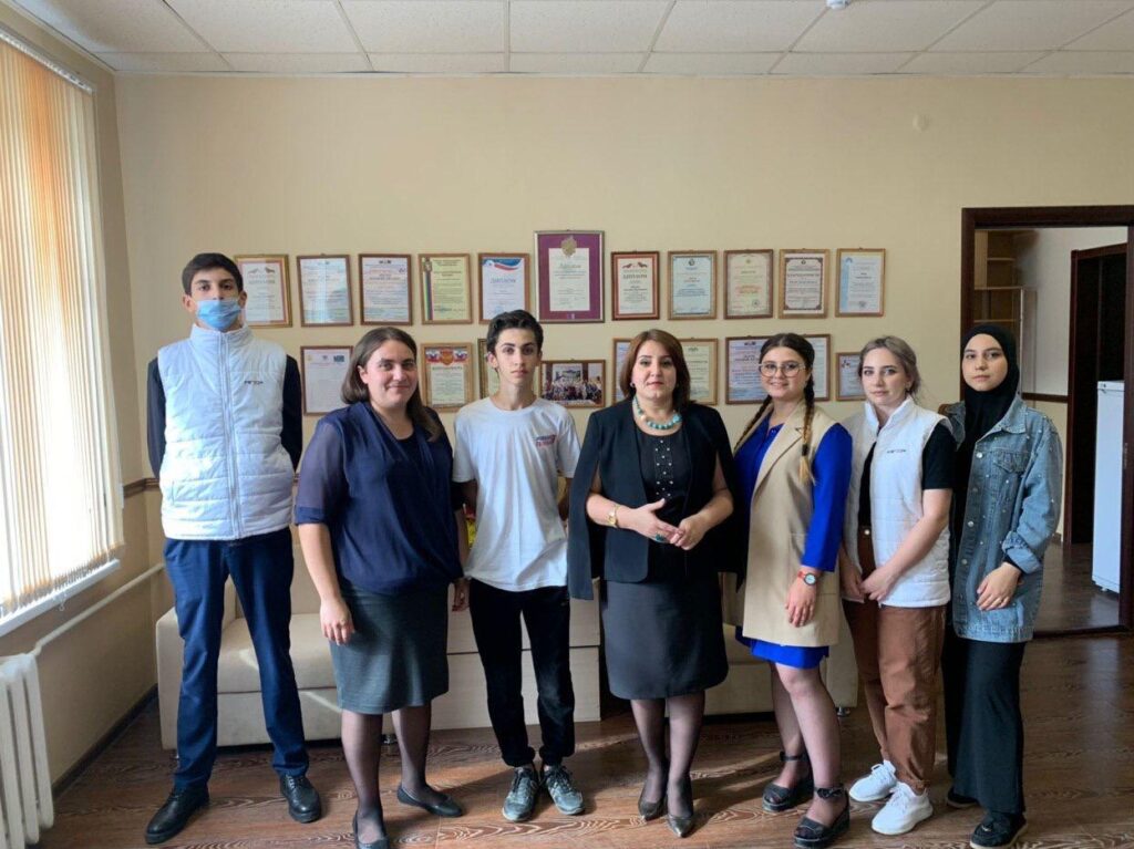 Молодогвардейцы Дербента поздравили педагогов с Днем учителя