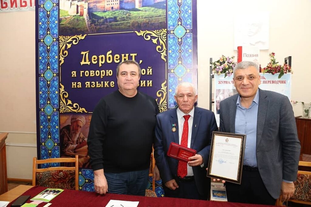 В Дербенте презентовали книгу Тагира Салеха "Салам, Таганрог !"