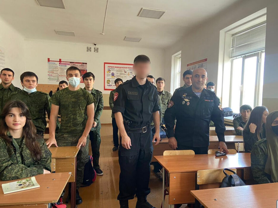 Дагестанские росгвардейцы проводят уроки мужества для студентов колледжей