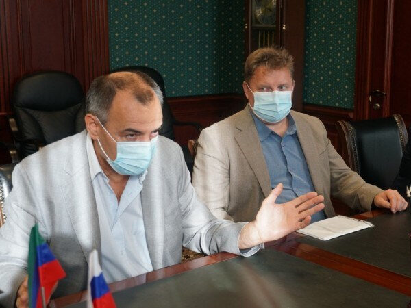 Министр здравоохранения Дагестана провел встречу с врачами из Санкт-Петербурга