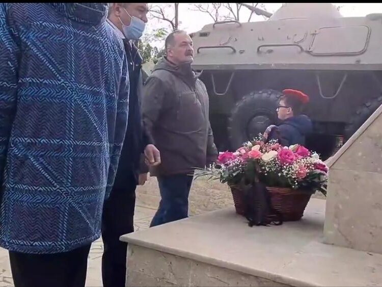 Врио Главы Дагестана возложил цветы к памятникам воинам-интернационалистам и Герою Советского Союза Анатолию Хуторянскому