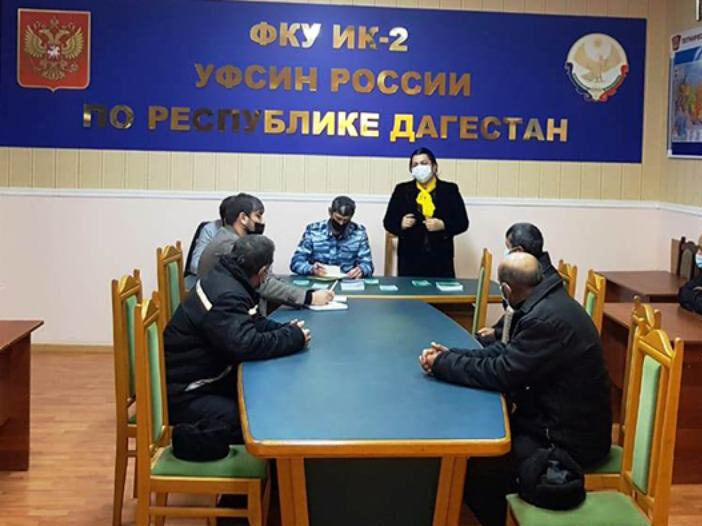 С осужденными  иностранцами встретились работники Миннаца РД