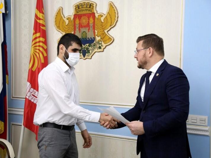 Мэр Махачкалы вручил жилищные сертификаты вынужденным переселенцам