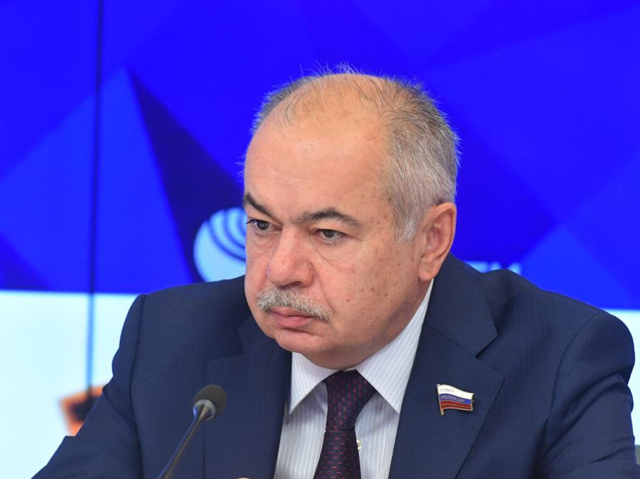 Вице-спикер Совета Федерации Ильяс Умаханов дистанционно рассмотрел обращения дагестанцев