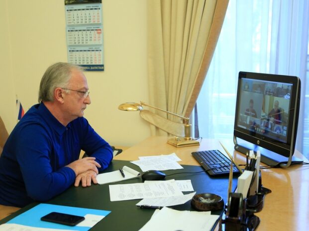 Абдулпатах Амирханов провел экстренное совещание по вопросам борьбы с распространением нового коронавируса в Дагестане