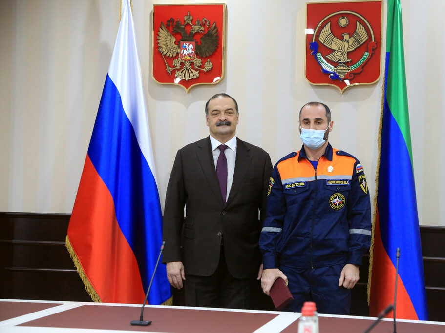 Сергей Меликов вручил госнаграды сотрудникам дагестанского МЧС