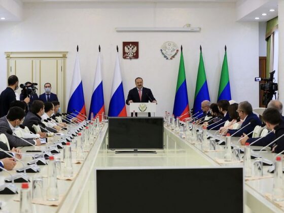 Сергей Меликов вручил дипломы победителям конкурса на получение грантов Главы РД в 2020 году