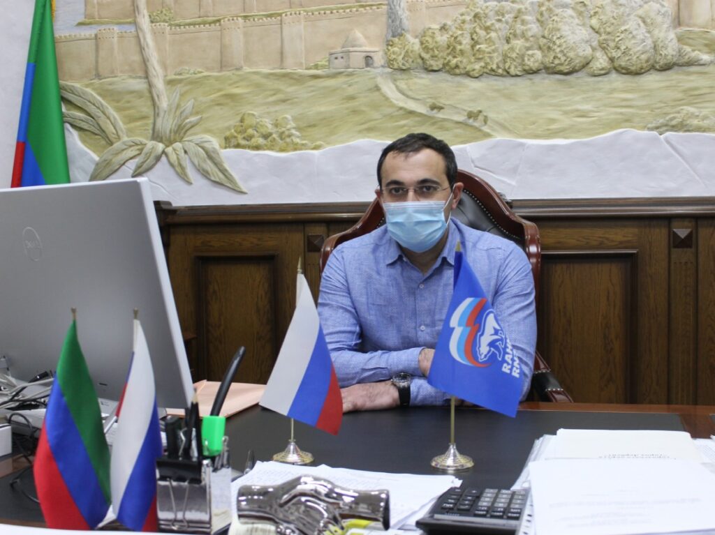 Dərbənd rəhbərinin səlahiyyətlərini icra edən Rüstəmbek  Pirmagomedov “ Vahid Rusiya “ nın doğum günündə vətəndaşları məsafədən qəbul etdi
