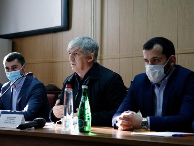Госсекретарь РД Хизри Абакаров встретился с жителями Докузпаринского района
