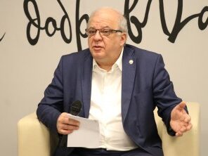 В День добровольца Анатолий Карибов провел встречу с волонтёрами Дагестана