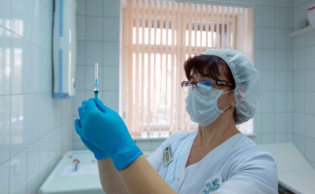 Вакцинация началась с представителей основной группы риска