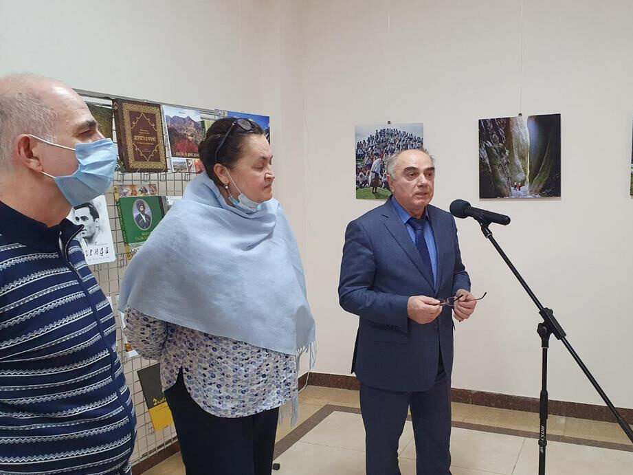 В Театре поэзии Махачкалы открылась книжная выставка к 100-летию ДАССР