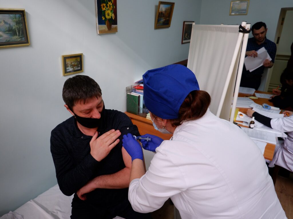 Сотрудникам мэрии Махачкалы сделали прививки от коронавируса
