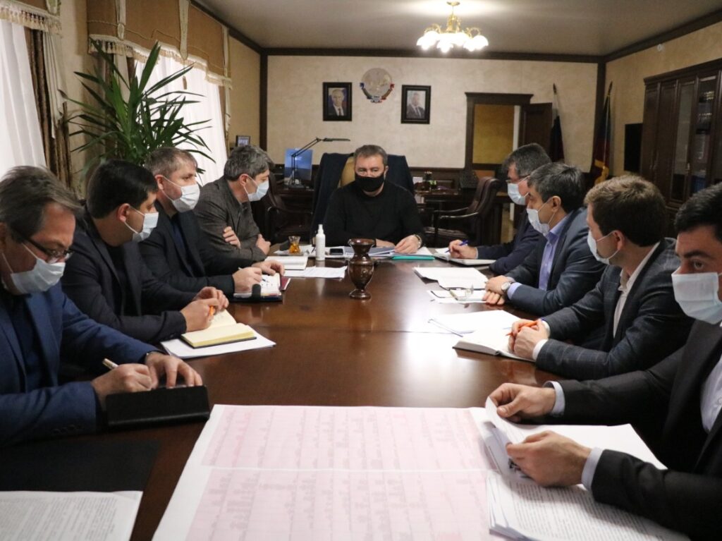 Глава Дербентского района Мавсум Рагимов провел совещание с заместителями и руководителями структурных подразделений