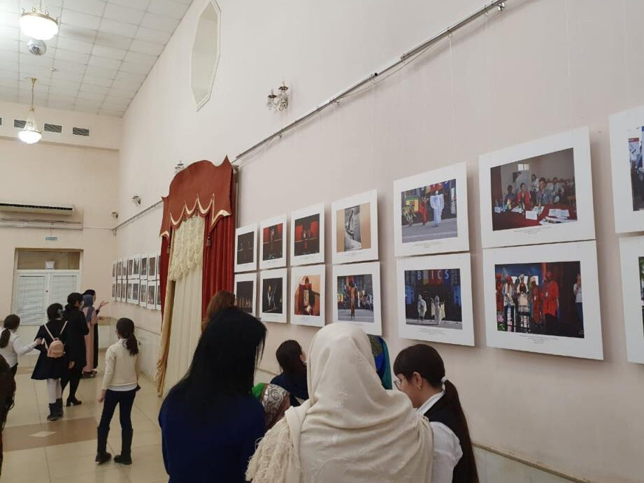 В Махачкале состоялось открытие фотовыставки «Театр и время»