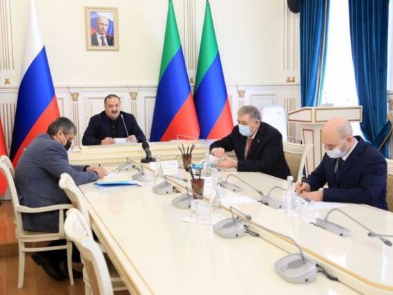 Меликов призвал чиновников личным примером показать важность вакцинации
