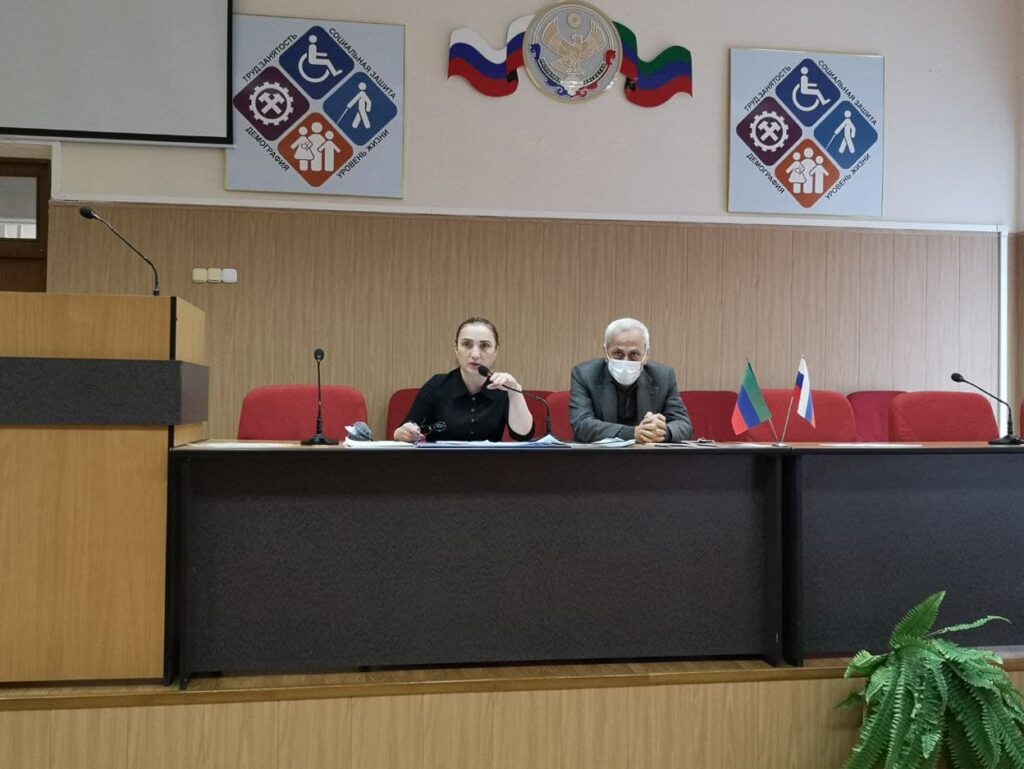 Коллектив Минтруда Дагестана ознакомился с условиями и процессом вакцинации от COVID-19