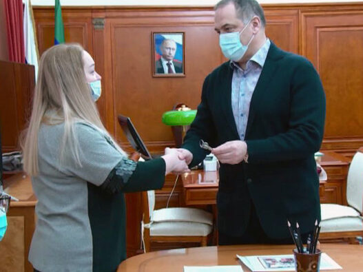 Sergey Melikov, mərhum Marat Molçanovun anasına mənzilinin açarlarını təhvil verdi