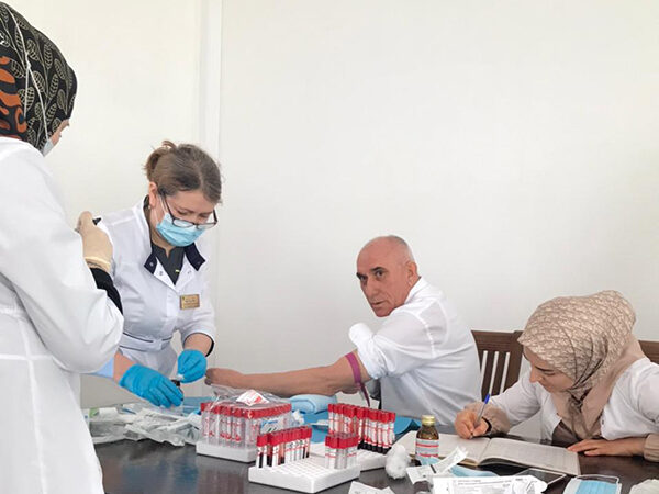 Жители Рутульского района сдают анализ крови на наличие антител к коронавирусу
