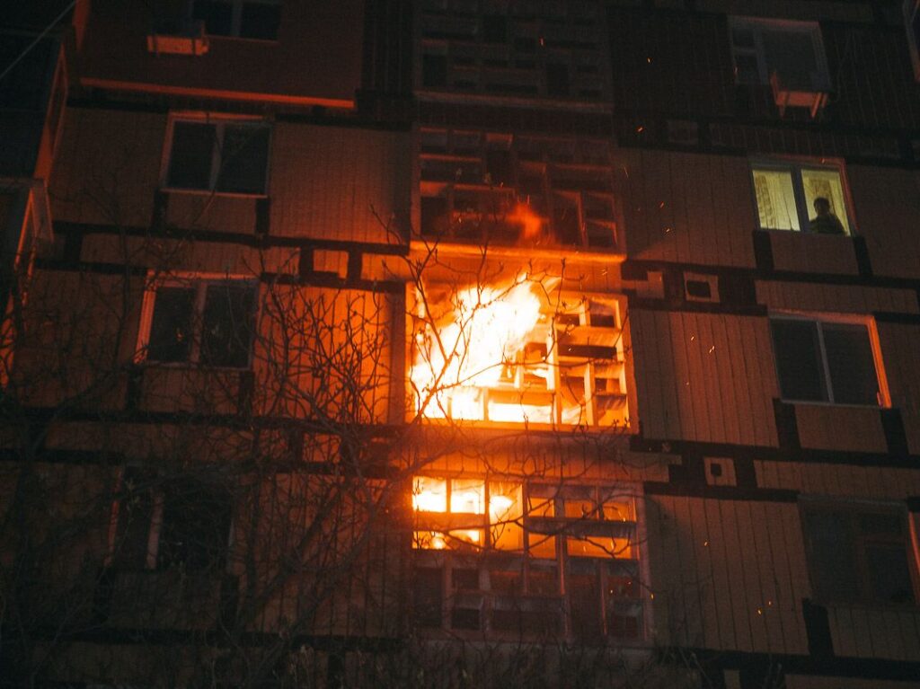 В Каспийске спасли семью с двумя детьми