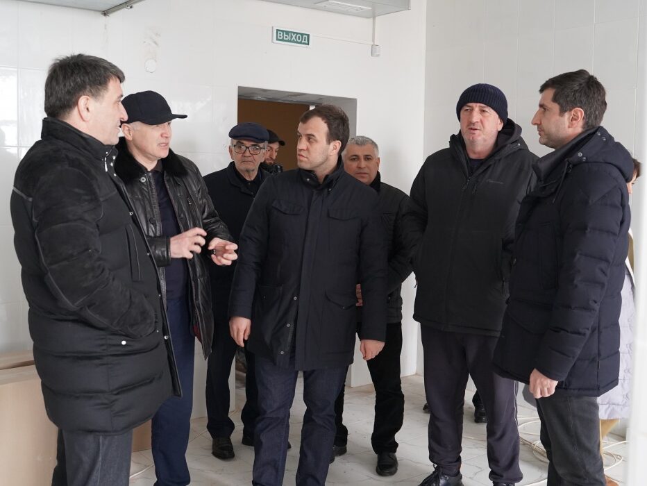 Батыр Эмеев проинспектировал ход строительства социальных объектов в Хасавюртовском районе