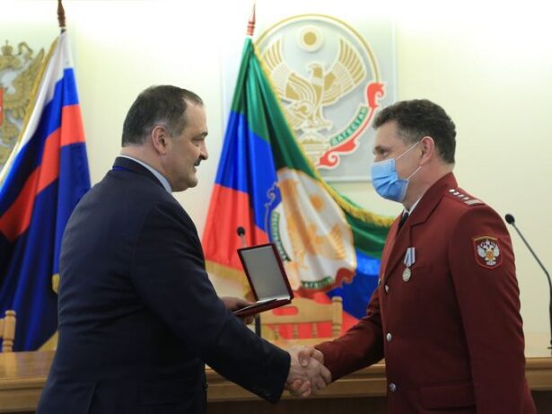 Сергей Меликов наградил сотрудников Роспотребнадзора по РД за заслуги в борьбе с COVID-19