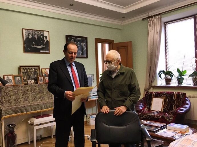 Муслим Телякавов передал Мураду Кажлаеву поздравительный адрес от врио Главы РД по случаю 100-летия ДАССР