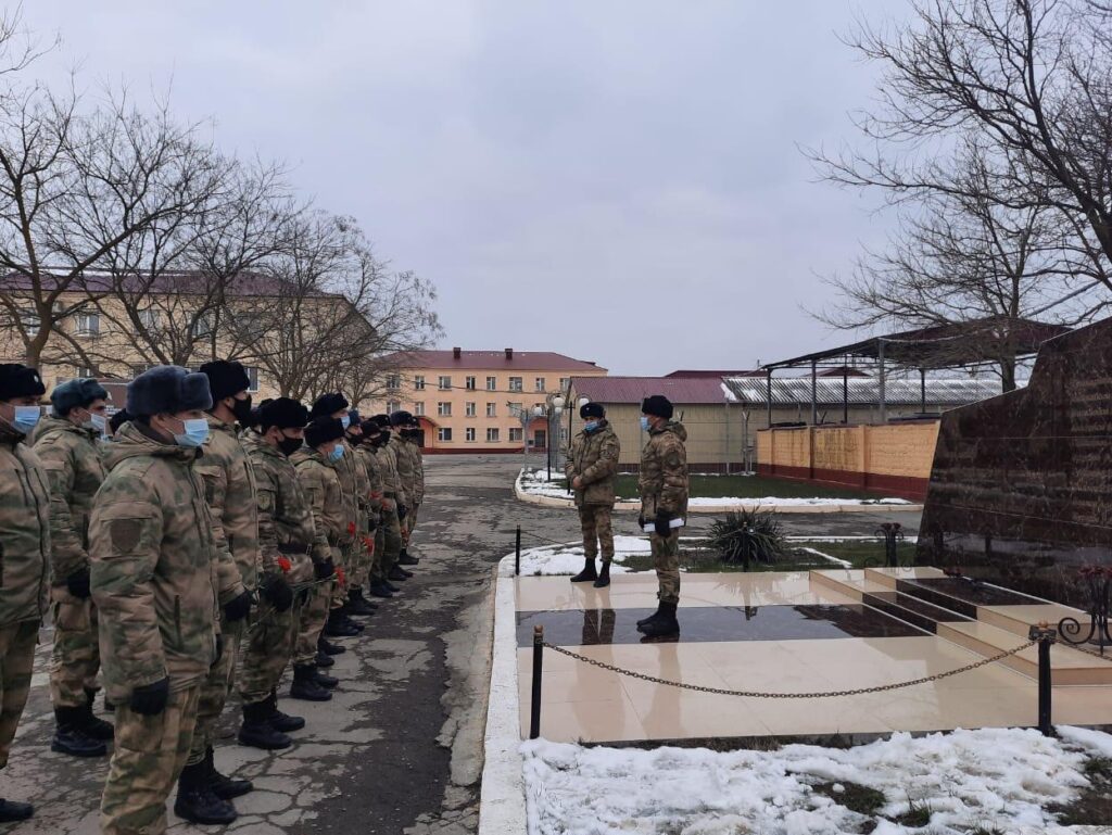 В Кизляре военнослужащие Росгвардии почтили память погибшего сослуживца