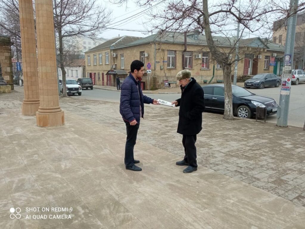 Акция по раздаче свежего номера Республиканской газеты «Дербент»